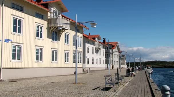 Vue sur les bâtiments de la rue côté mer dans la ville de Smogen, Suède . — Video