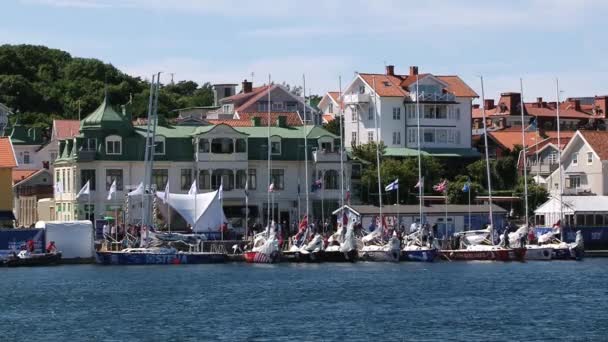 Uitzicht op de gebouwen en de haven in de binnenstad van Smögen, Zweden. — Stockvideo