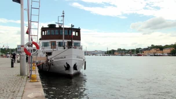 Vista para o navio de Estocolmo amarrado no porto da cidade de Estocolmo, Suécia . — Vídeo de Stock