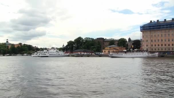 Δείτε το λιμάνι της Στοκχόλμης και το πλοίο δεμένα στο λιμάνι της πόλης Στοκχόλμη, Σουηδία. — Αρχείο Βίντεο