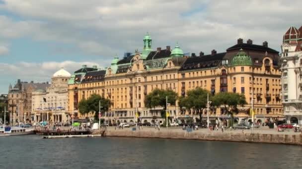 Melihat ke pantai dan bangunan dari kapal feri di Stockholm, Swedia . — Stok Video