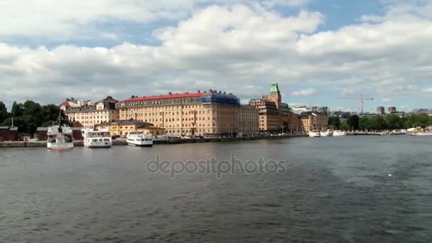Pohled na moře a budov z lodi trajektu Stockholm, Švédsko. — Stock video
