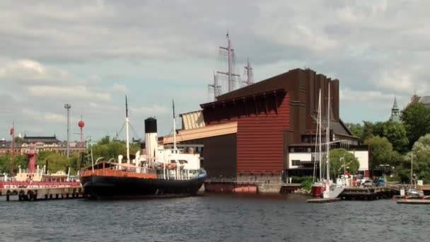 Vista para o litoral e edifícios do navio de ferry em Estocolmo, Suécia . — Vídeo de Stock