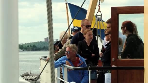 As pessoas gostam de excursão de barco com a bandeira Nationa no fundo em Estocolmo, Suécia . — Vídeo de Stock