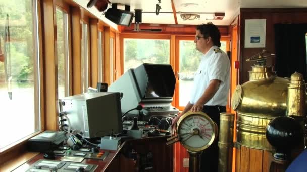 Hombre trabaja como capitán del barco turístico en Estocolmo, Suecia . — Vídeos de Stock