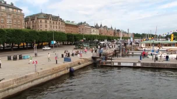 Melihat ke pantai dan bangunan dari kapal feri di Stockholm, Swedia . — Stok Video