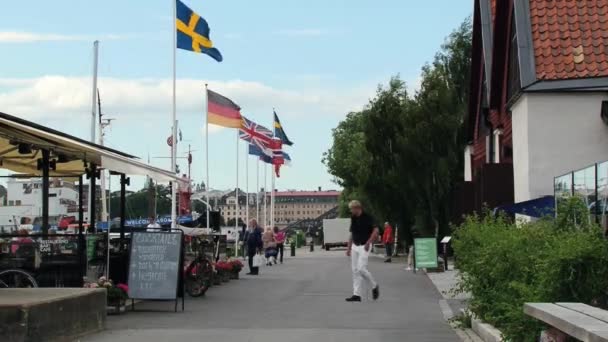 Menschen betreten das Restaurant am Hafen in Stockholm, Schweden. — Stockvideo