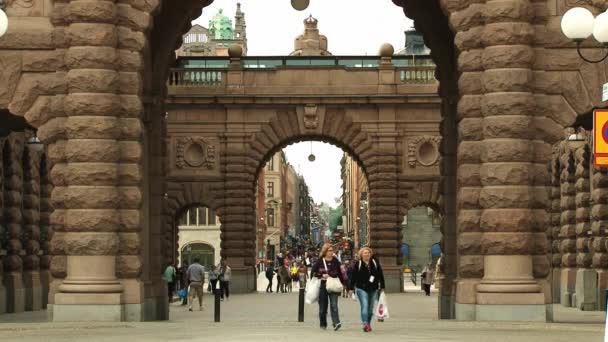 Människor går genom gatan i den historiska delen av Stockholm, Sverige. — Stockvideo