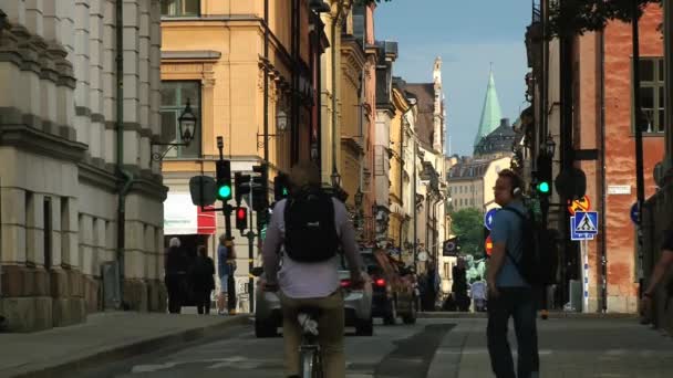 Az emberek sétálni az utcán, a történelmi részén Stockholm, Svédország. — Stock videók