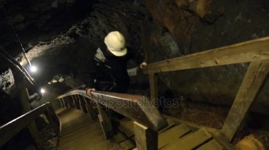 Kişi kadar tarafından tarihi krallar Olav yeraltı bakır merdivenlerde benim Roros, Norveç'te tırmanıyor.