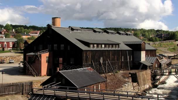 Вид на бывший медеплавильный завод в Роросе, Норвегия . — стоковое видео