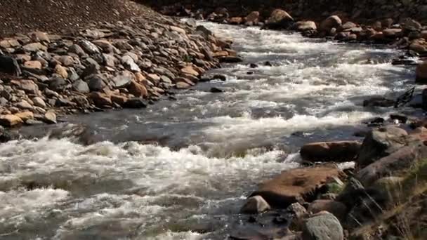 Blick auf den Fluss neben der Kupferschmelzerei in roros, Norwegen. — Stockvideo