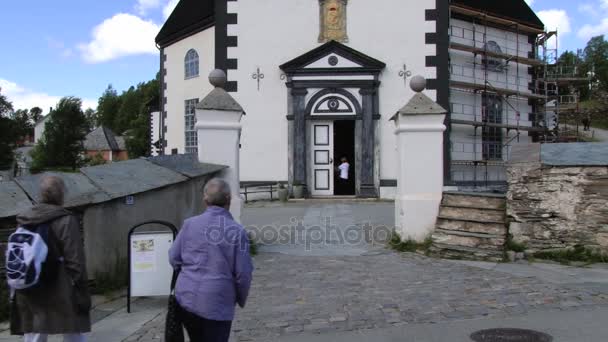 Turyści odwiedzają Røros Kościoła w Røros, Norwegia. — Wideo stockowe