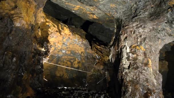 Vista para as muralhas dos reis históricos mina de cobre subterrânea de Olavo em Roros, Noruega . — Vídeo de Stock