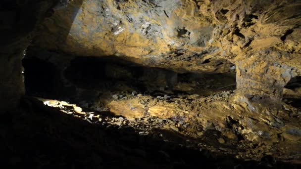 Pohled na zdi historických králů Olav podzemí dolu na měď v Røros, Norsko. — Stock video