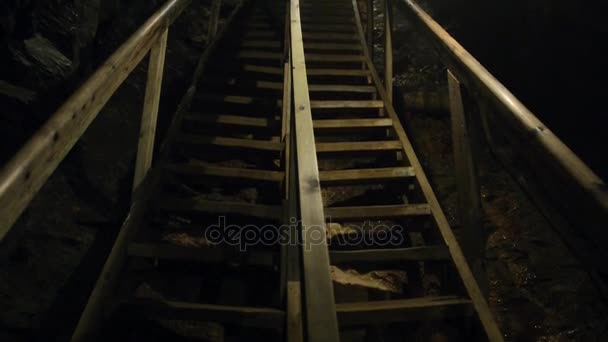 Widok na schody w historycznych królów Olav podziemnych Kopalnia rud miedzi w Røros, Norwegia. — Wideo stockowe