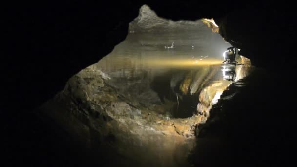 Visa att vattnet i den gamla tunneln i historiska kungarna Olav underjordiska koppargruva i Roros, Norge. — Stockvideo