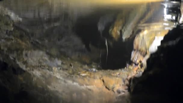 Vista para a água no antigo túnel nos reis históricos mina de cobre subterrânea de Olavo em Roros, Noruega . — Vídeo de Stock