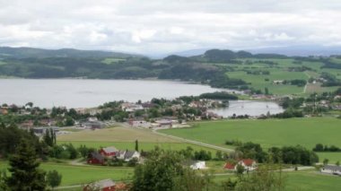 Kırsal manzara ve Straumen, Norveç'te Sorfolda fiyort görüntülemek.