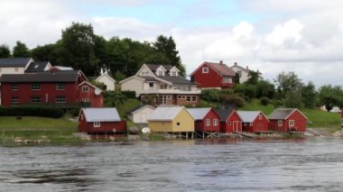 Straumen, Norveç'te Sorfolda Fiyordu banka köyde için görüntüleyin.