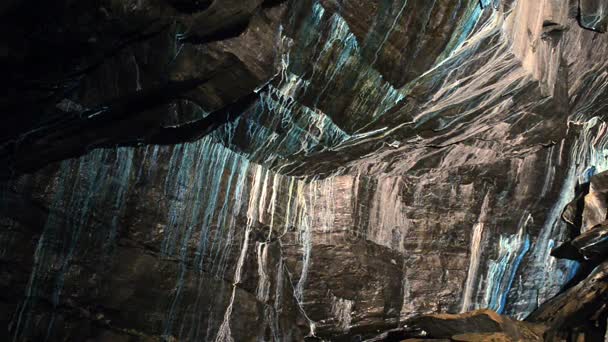 Abstraktní textury oxidují mědi na stěnách podzemí dolu na měď v Røros, Norsko. — Stock video