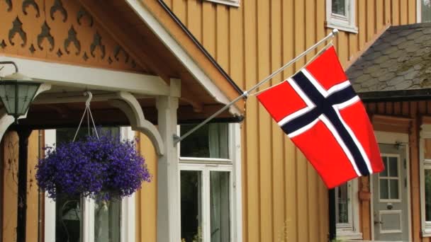 Külsejét a bejáratnál, hogy a tipikus norvég vidéki ház a norvég nemzeti zászló a tornácon, Straumen birtokok, Norvégia. — Stock videók