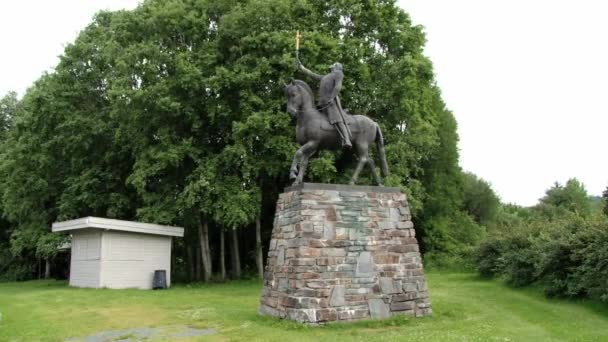 在 Stiklestad，挪威挪威国王奥拉夫二世骑马雕像的外部. — 图库视频影像