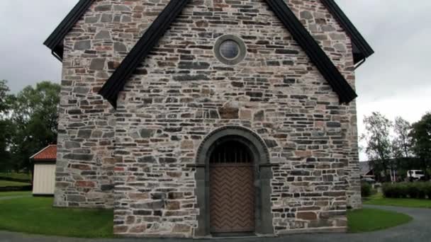 Extérieur de l'église médiévale Stiklestad à Stiklestad, Norvège . — Video