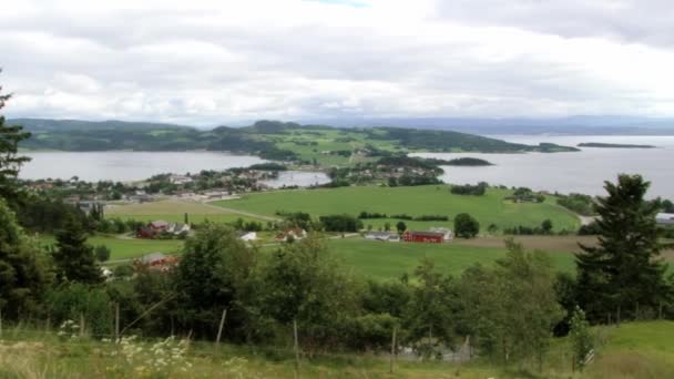 Vue sur le paysage rural et le fjord de Sorfolda à Straumen, Norvège . — Video