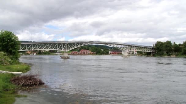 Straumen、ノルウェーの Sorfolda フィヨルドの橋を渡し車. — ストック動画