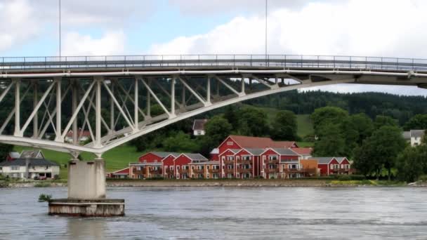 Αυτοκίνητα περνούν τη γέφυρα πάνω από το φιόρδ Sorfolda Straumen, Νορβηγία. — Αρχείο Βίντεο