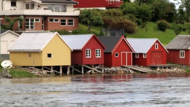 Vue sur le village au bord du fjord Sorfolda à Straumen, Norvège . — Video