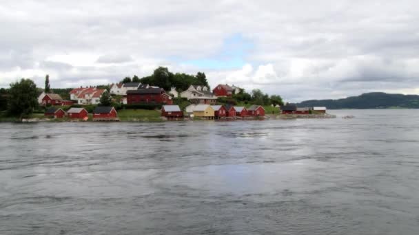 Vista al pueblo a orillas del fiordo de Sorfolda en Straumen, Noruega . — Vídeos de Stock