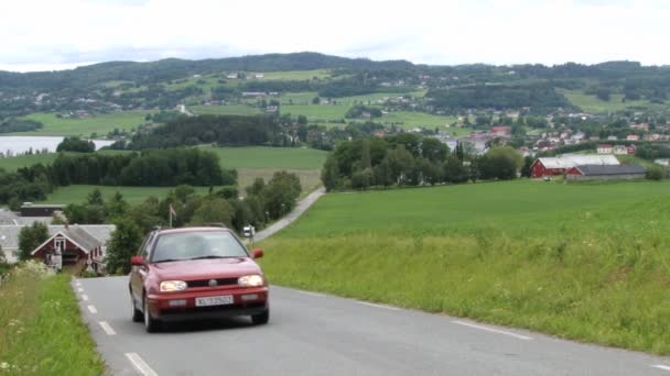 在挪威的施劳根, 汽车经过农村公路. — 图库视频影像