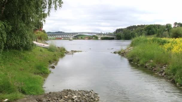 Straumen, Norveç'te Sorfolda fiyort üzerinde köprü ye görüntülemek. — Stok video