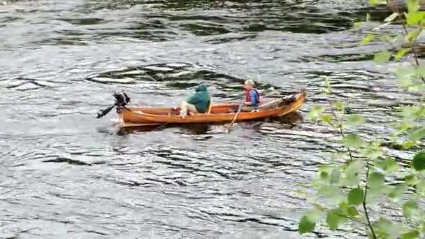 As pessoas fazem pesca de um barco em Sogndal, Noruega . — Vídeo de Stock