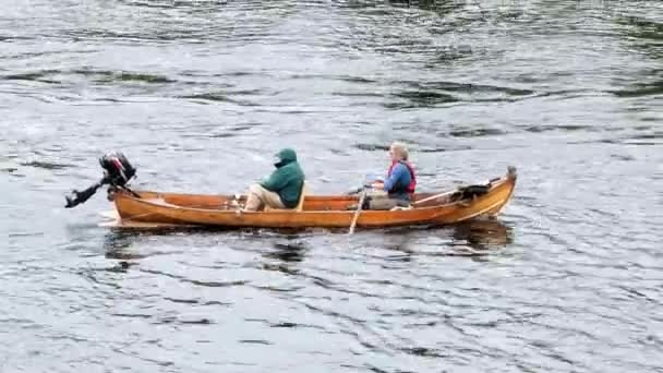 Oamenii pescuiesc dintr-o barcă din Sogndal, Norvegia . — Videoclip de stoc