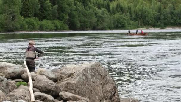 Mies perhokalastaa joella Sogndalissa, Norjassa . — kuvapankkivideo
