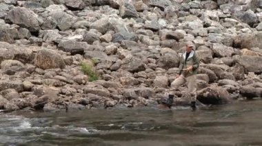 Adam Sogndal, Norveç'te nehirde balıkçılık sinek.