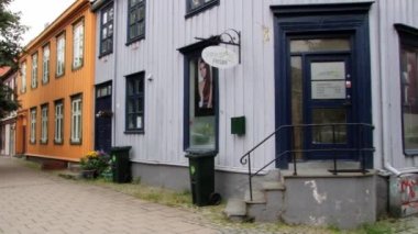 Trondheim, Norveç'te şehrin tarihi kesiminde tarihi ahşap binaların dış.