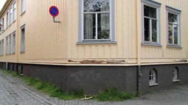 Trondheim, Norveç'te şehrin tarihi kesiminde tarihi ahşap binaların dış.