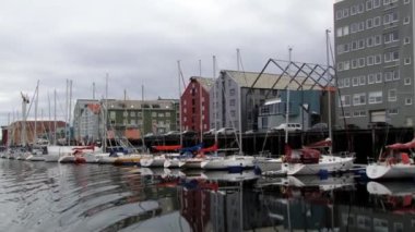 Şehir ve Trondheim, Norveç'te limanda bağlı tekneler.