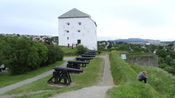 As pessoas visitam a fortaleza de Kristiansten em Trondheim, Noruega . — Vídeo de Stock