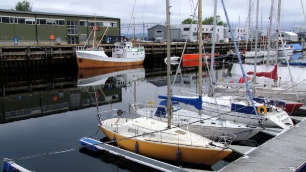 Pohled do člunů, svázané v přístavu v norském Trondheimu. — Stock video