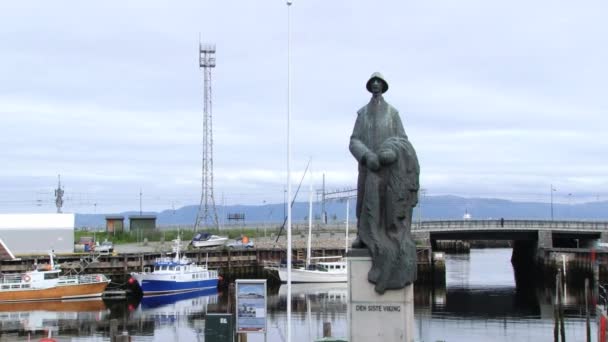 View to the statue and boats tied at the harbor in Trondheim, Norway. — Stock Video