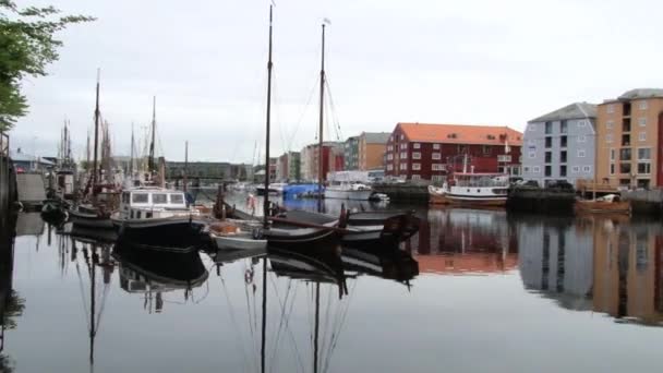 Vista a los barcos atados en el puerto de Trondheim, Noruega . — Vídeos de Stock