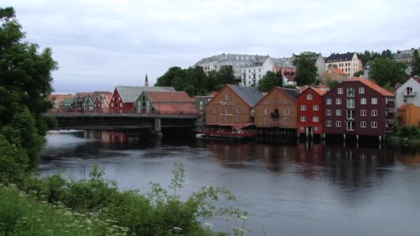 Exteriér historických dřevěných staveb v historické části města Trondheim, Norsko. — Stock video