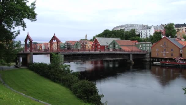 Exterior dos edifícios históricos de madeira na parte histórica da cidade em Trondheim, Noruega . — Vídeo de Stock