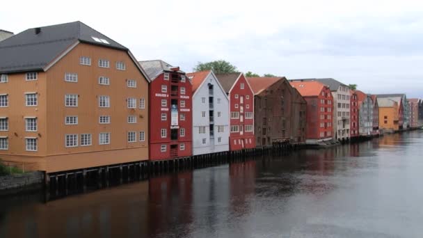 Exterior dos edifícios históricos de madeira na parte histórica da cidade em Trondheim, Noruega . — Vídeo de Stock
