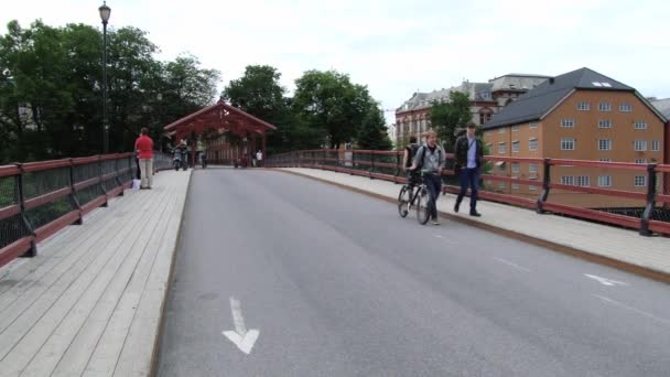 As pessoas caminham pela ponte na parte histórica da cidade em Trondheim, Noruega . — Vídeo de Stock